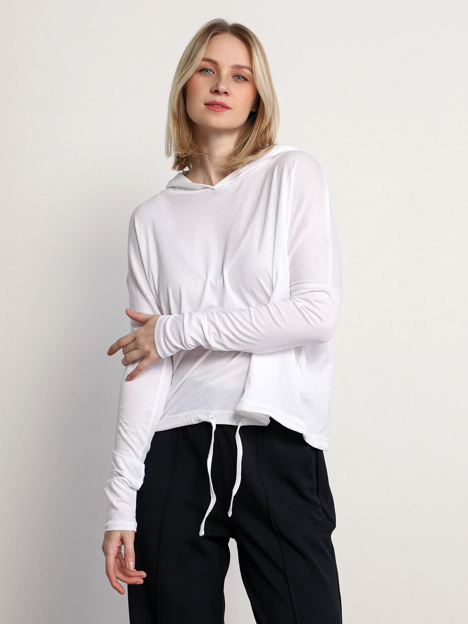 Футболка белого цвета из хлопка с капюшоном